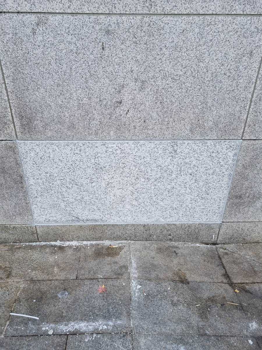 건물 외벽 석재 교체 완료
