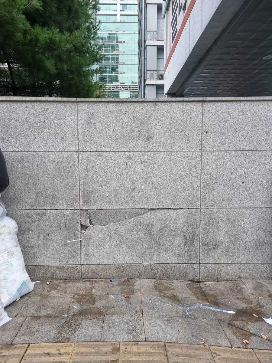 건물 외벽 석재 균열 시공 전
