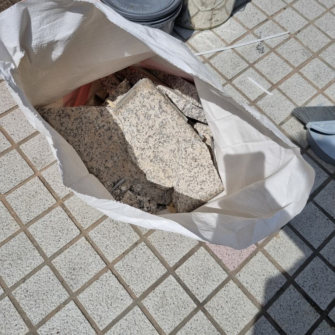 걷어낸 화강석 조각