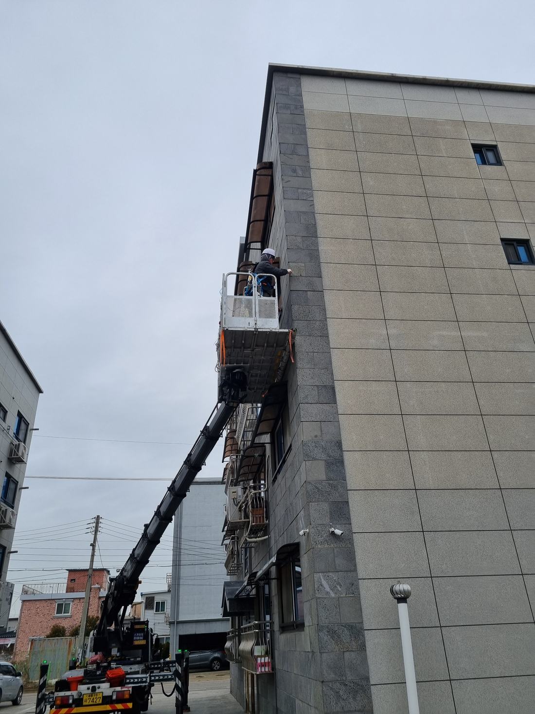 고소작업대 외벽 접근