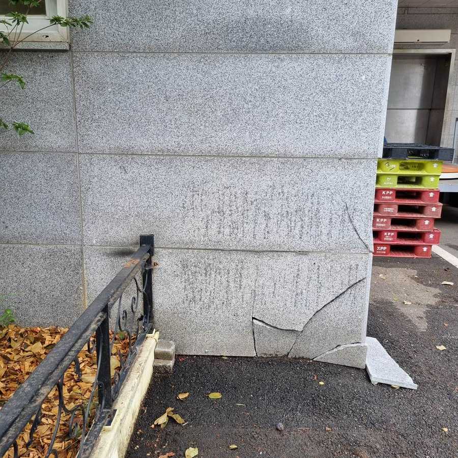 공장 외벽 석재 파손 시공 전