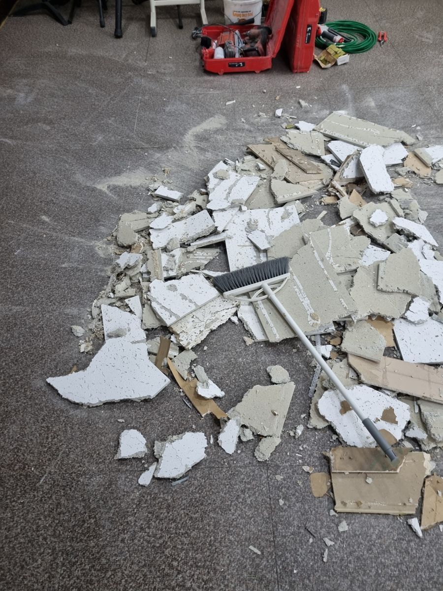 교회 천장 텍스 철거 잔재