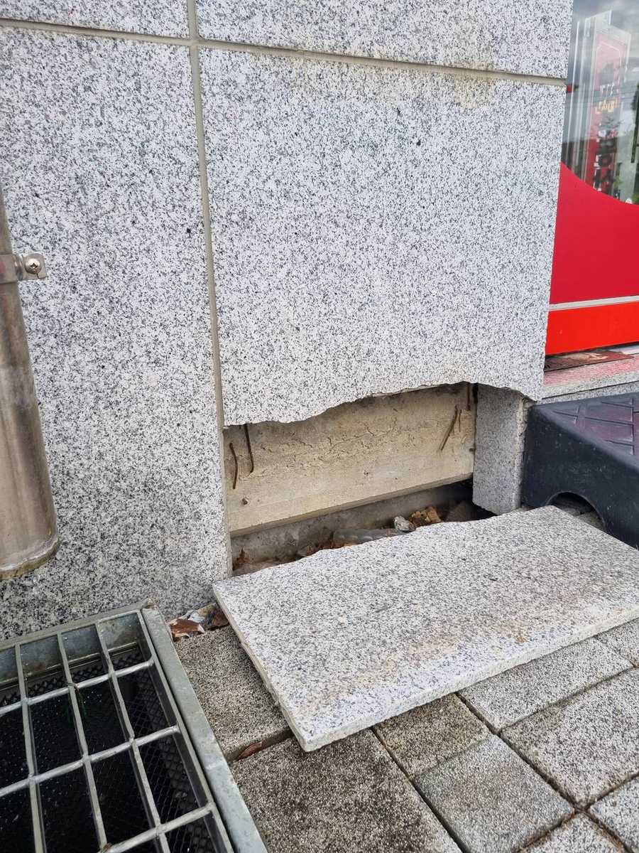 외벽 석재 빈 자리 근접