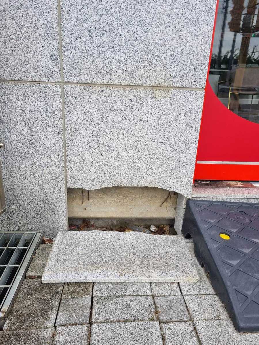 상가 외벽 석재 탈락 시공 전