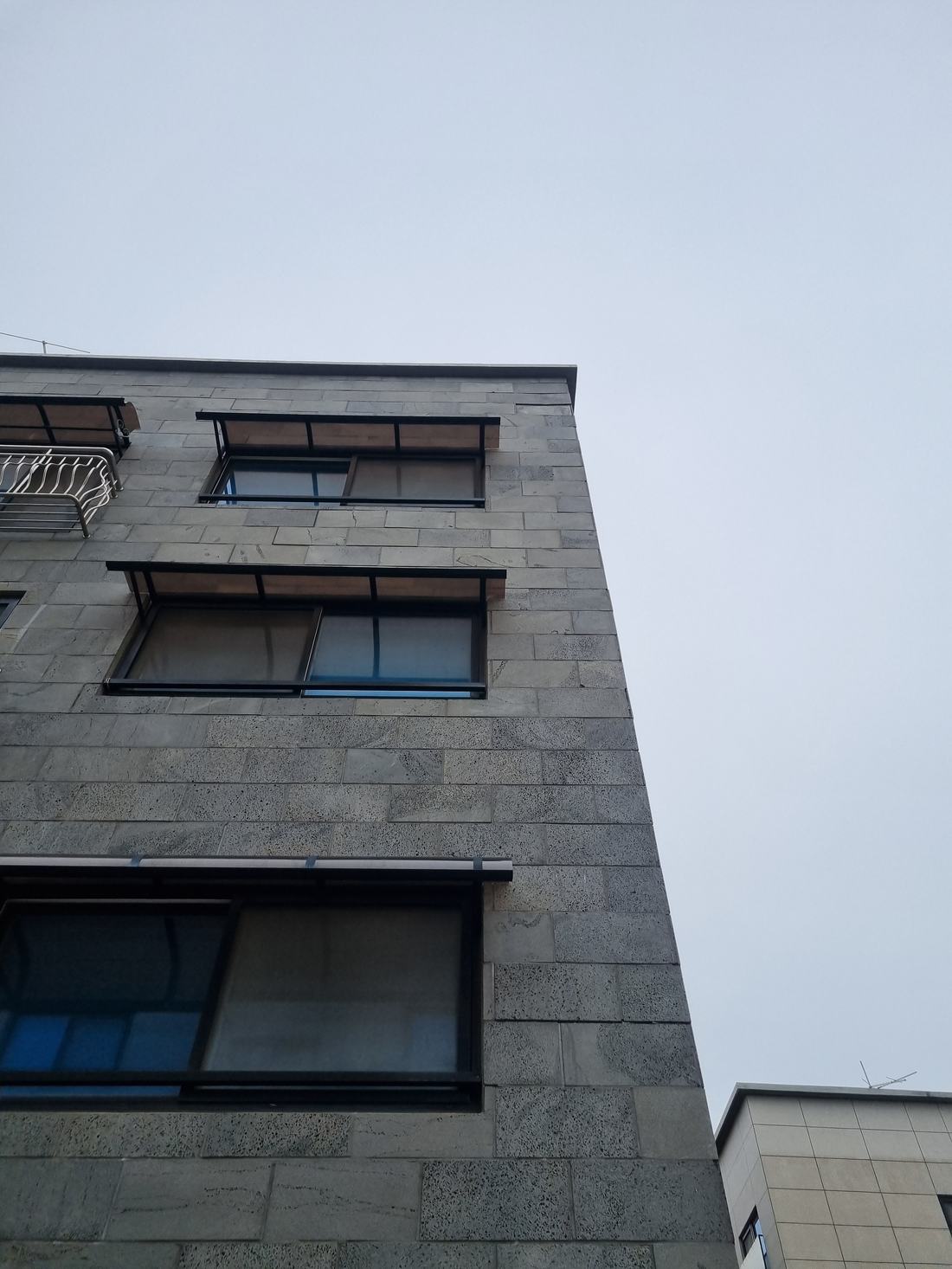 외벽 석재 패널 건물 전경