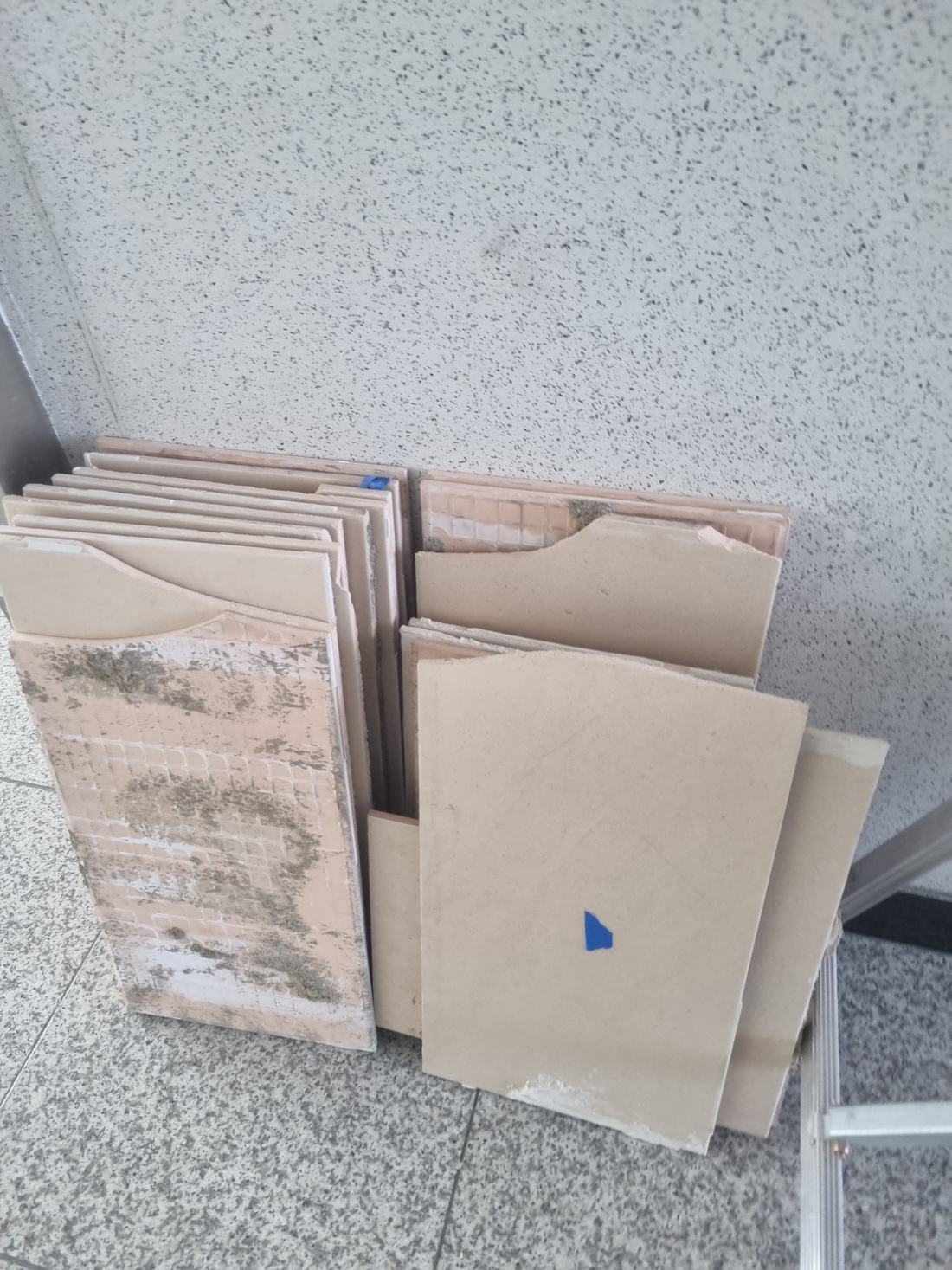걷어낸 타일 뒷면 접착 불량