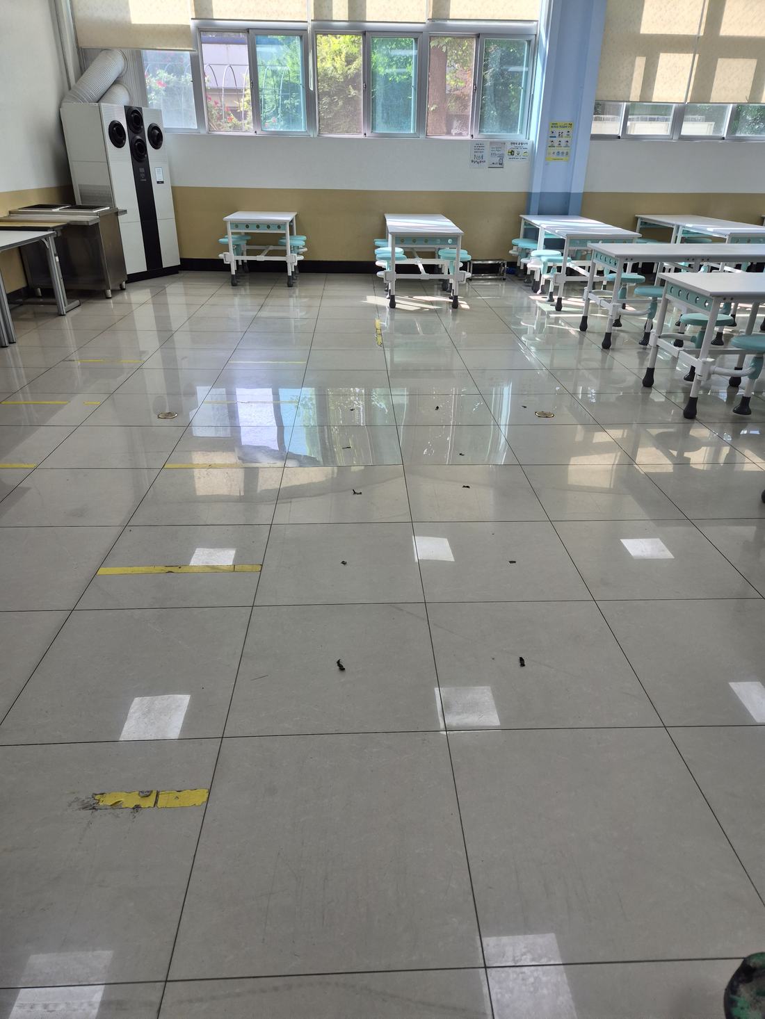 학교 급식실 바닥타일 시공 전